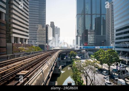 Un train passe par la station de train aérien de Chong Nonsi BTS sur Naradhiwas Rajanagarindra Rd. Bangkok Thaïlande. Banque D'Images