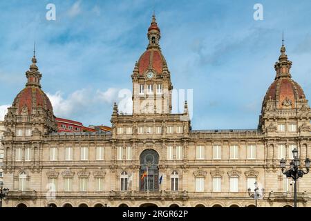 Façade du bâtiment de l'Hôtel de ville d'Une Coruna. Situé sur la place María Pita dans le centre-ville d'A Coruna. Imposant bâtiment néoclassique, construit en 1917. Banque D'Images