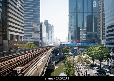 Un train passe par la station de train aérien de Chong Nonsi BTS sur Naradhiwas Rajanagarindra Rd. Bangkok Thaïlande. Banque D'Images