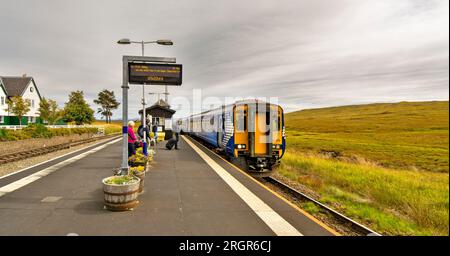 ScotRail Station Corrour Scotland la station éloignée et un train arrivant à la plate-forme en été Banque D'Images