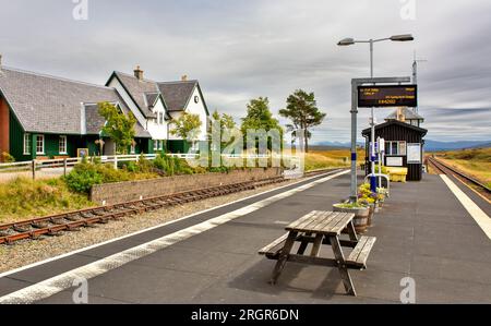 ScotRail Station Corrour Scotland la gare et le café bâtiments et fleurs sur le quai en été Banque D'Images