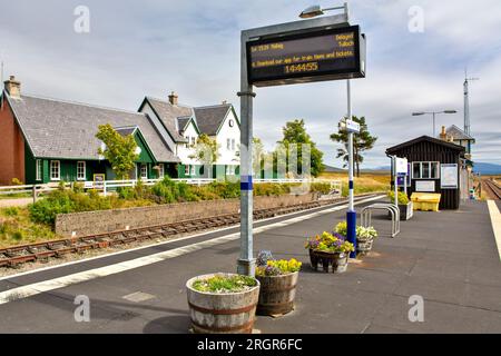 ScotRail Station Corrour Scotland les bâtiments de la gare et du café avec des fleurs sur le quai en été Banque D'Images