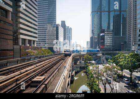 Un train passe par la station de train aérien de Chong Nonsi BTS sur Naradhiwas Rajanagarindra Rd. Bangkok Thaïlande. Banque D'Images