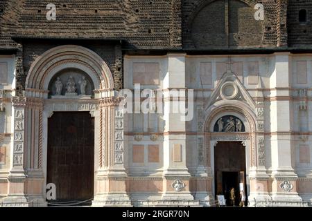 La basilique de San Petronio est la plus grande de Bologne sur la Piazza Maggiore. Les bas-reliefs en pierre blanche d'Istrie et marbre rouge de Vérone sont merveilleux. Banque D'Images