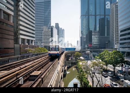 Un train passe par la station de train aérien de Chong Nonsi BTS sur Naradhiwas Rajanagarindra Rd. Bangkok Thaïlande. Banque D'Images