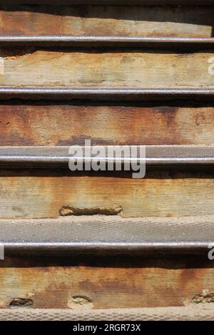 Vue plein cadre de vieux escaliers industriels patinés et usés dans une vue minimaliste. Banque D'Images