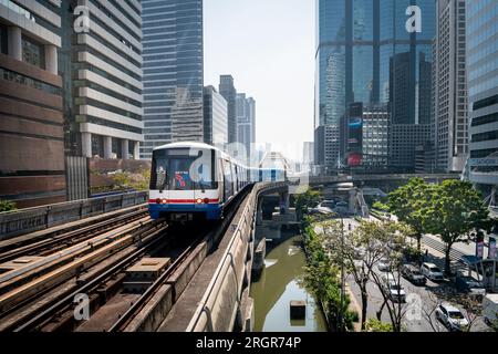 Un train passe par la station de train aérien de Chong Nonsi BTS sur Naradhiwas Rajanagarindra Rd. Bangkok Thaïlande. Banque D'Images