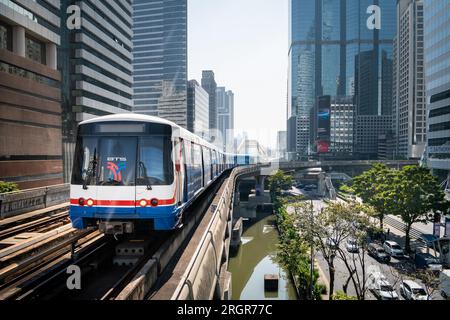 Un train passe par la station de train aérien de Chong Nonsi BTS sur Naradhiwas Rajanagarindra Rd. Bangkok Thaïlande. Banque D'Images