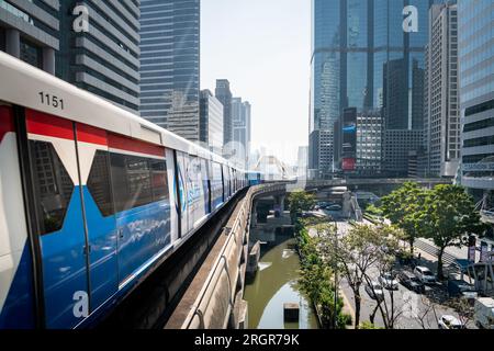 Un train passe par la station de train aérien de Chong Nonsi BTS sur Naradhiwas Rajanagarindra Rd. Bangkok Thaïlande. Banque D'Images