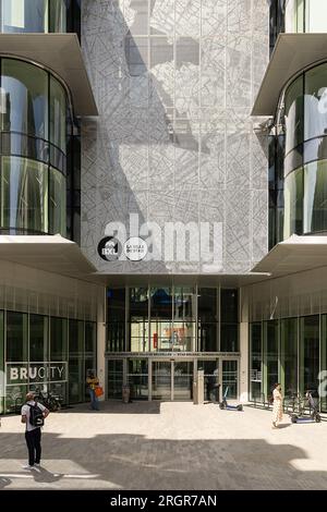 Bruxelles, Belgique. 11 août 2023. L'illustration montre le bâtiment Brucity récemment ouvert, dans le centre-ville de Bruxelles, le vendredi 11 août 2023. Brucity, le nouveau centre administratif de la ville de Bruxelles, a ouvert ses portes le lundi 12 décembre 2022. BELGA PHOTO JAMES ARTHUR GEKIERE crédit : Belga News Agency/Alamy Live News Banque D'Images