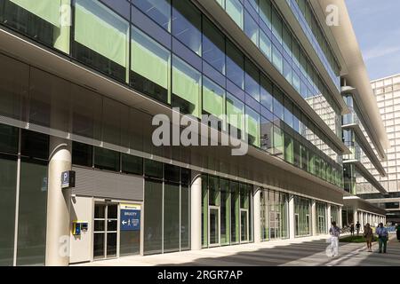 Bruxelles, Belgique. 11 août 2023. L'illustration montre le bâtiment Brucity récemment ouvert, dans le centre-ville de Bruxelles, le vendredi 11 août 2023. Brucity, le nouveau centre administratif de la ville de Bruxelles, a ouvert ses portes le lundi 12 décembre 2022. BELGA PHOTO JAMES ARTHUR GEKIERE crédit : Belga News Agency/Alamy Live News Banque D'Images