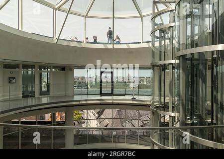 Bruxelles, Belgique. 11 août 2023. L'illustration montre le bâtiment Brucity récemment ouvert, dans le centre-ville de Bruxelles, le vendredi 11 août 2023. Brucity, le nouveau centre administratif de la ville de Bruxelles, a ouvert ses portes le lundi 12 décembre 2022. BELGA PHOTO JAMES ARTHUR GEKIERE crédit : Belga News Agency/Alamy Live News Banque D'Images