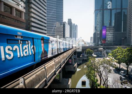 Un train passe par la station de train aérien de Chong Nonsi BTS sur Naradhiwas Rajanagarindra Rd. Bangkok Thaïlande. Banque D'Images