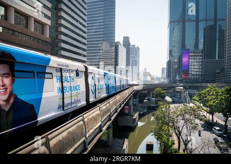 Un train passe par la station de train aérien de Chong Nonsi BTS sur Naradhiwas Rajanagarindra Rd. Bangkok Thaïlande. Banque D'Images