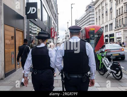 POLICE OXFORD STREET © Jeff Moore - les policiers passent devant JD Sports sur Oxford Street cet après-midi après Sacha Berendji, cadre de Marks & Spencer Banque D'Images