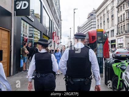 POLICE OXFORD STREET © Jeff Moore - les policiers passent devant JD Sports sur Oxford Street cet après-midi après Sacha Berendji, cadre de Marks & Spencer Banque D'Images