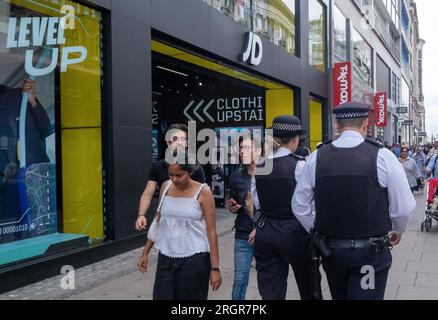 POLICE OXFORD STREET © Jeff Moore - les policiers passent devant JD Sports sur Oxford Street cet après-midi après Sacha Berendji, cadre de Marks & Spencer Banque D'Images