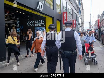 POLICE OXFORD STREET © Jeff Moore - les policiers passent devant JD Sports sur Oxford Street cet après-midi après Sacha Berendji, cadre de Marks & Spencer Banque D'Images