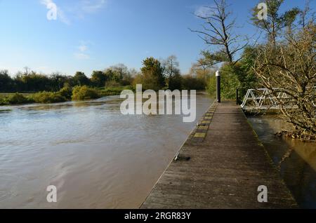 Crue dans la rivière Avon près de Keynsham, Bristol. Banque D'Images