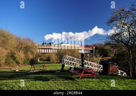 Train à vapeur traversant la rivière Avon sur l'Avon Valley Railway près de Bristol. La locomotive est de classe LNER J15 No 7564 (65462). Banque D'Images