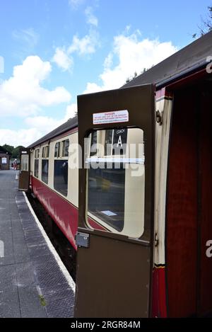 Ouvrez les portes des voitures sur un train à vapeur Bodmin & Wenford Railway qui attend à la station Bodmin Parkway, Cornwall. Banque D'Images