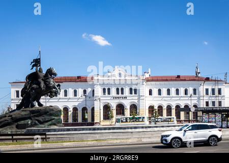 Serpukhov, Russie - 30 juin 2023 : gare ferroviaire. Monument aux chevaliers - l'apanage prince de Serpukhovsky Vladimir Andreevich le Brave et Prince Banque D'Images