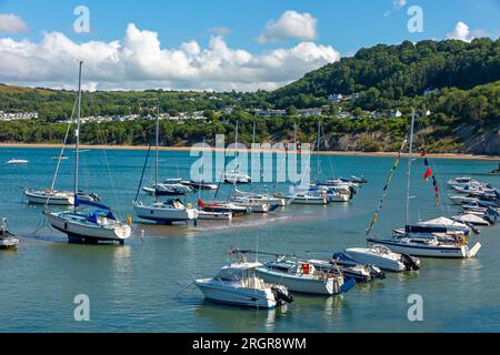 Bateaux à voile amarrés dans le port de New Quay, une station balnéaire surplombant Cardigan Bay dans Ceredigion West Wales UK Banque D'Images