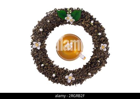 Maquette de feuilles de thé séchées et fleurs de jasmin fraîches en forme de cadre rond whith tasse de thé au centre isolé sur fond blanc propre avec coupure pa Banque D'Images