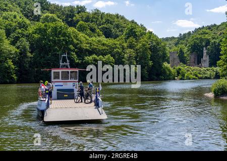 Le ferry Ruhrtalfähre Hardenstein opère sur la Ruhr entre l'écluse Herbede et les ruines du château Hardenstein, qui font partie de la route cyclable de Ruhrtal, p Banque D'Images