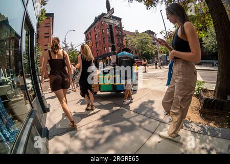Travailleur Amazon à Greenwich Village à New York le dimanche 6 août 2023. (©ÊRichard B. Levine) Banque D'Images