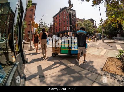 Travailleur Amazon à Greenwich Village à New York le dimanche 6 août 2023. (©ÊRichard B. Levine) Banque D'Images