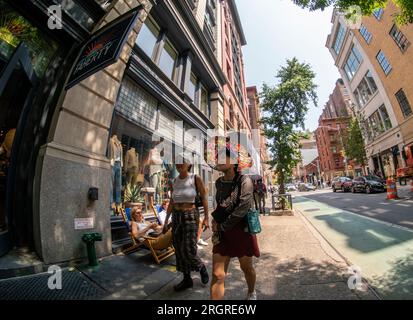 Foules de shopping dans le quartier de Soho à New York le dimanche 6 août 2023. (© Richard B. Levine) Banque D'Images