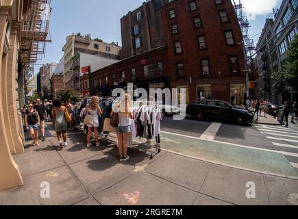 Foules de shopping dans le quartier de Soho à New York le dimanche 6 août 2023. (© Richard B. Levine) Banque D'Images