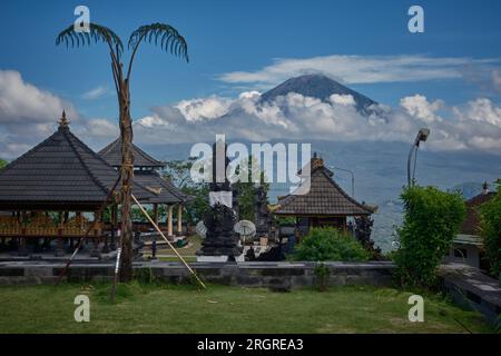 Porte du ciel Temple Lempuyang dans Karangasem Regency, Bali indonésie, cluster de temples Bali sur le mont Lempuyang. Banque D'Images