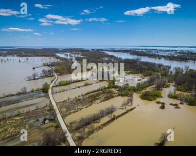 Vue aérienne des champs de culture, pendant les inondations printanières, le long de la St. Lawrence River. Banque D'Images