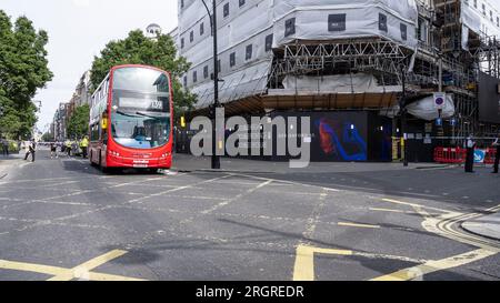 Londres, Royaume-Uni. 11 août 2023. Un bus à impériale est garé au coin d'Oxford Street et de New Bond Street avec des dommages d'impact sur le pare-brise avant et Oxford Street est fermé à la circulation. Selon un rapport non confirmé, un jeune touriste se tenait trop près du bord du trottoir, a été renversé par le bus et a été emmené pour des soins médicaux et la personne est dans un état menaçant pour sa vie. Crédit : Stephen Chung / Alamy Live News Banque D'Images