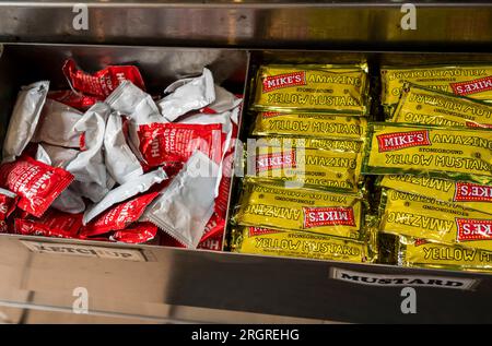 Paquets individuels de HuntÕs ketchup et MikeÕs Amazing Yellow Mustard dans un traiteur à New York le jeudi 3 août 2023. MikeÕs Amazing est une marque de Chefler Foods. (© Richard B. Levine) Banque D'Images