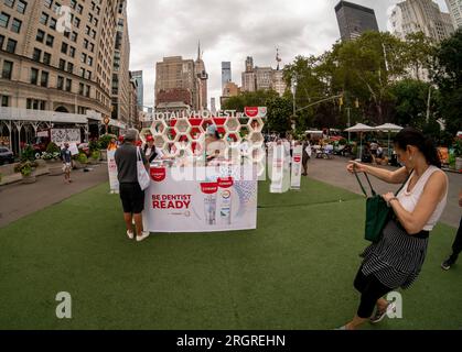 Activation de la marque Colgate Total plaque Pro-Release dentifrice au Flatiron Plaza à New York le mardi 8 août 2023. La promotion de leur dentifrice éliminateur de plaque dentaire tourne autour de ÒTotally HonestÓ référencement des mensonges que les gens racontent à leurs dentistes sur leur hygiène bucco-dentaire. Colgate est une marque de Colgate-Palmolive Company. (© Richard B. Levine) Banque D'Images