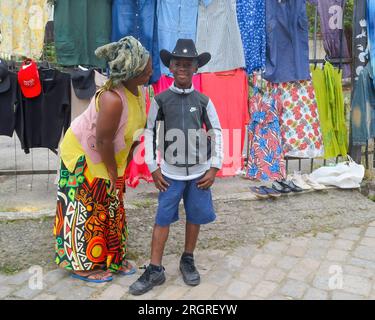 Niteroi, Brésil, femme brésilienne avec un jeune parent masculin. Les deux personnes posent pour un portrait de rue franc Banque D'Images