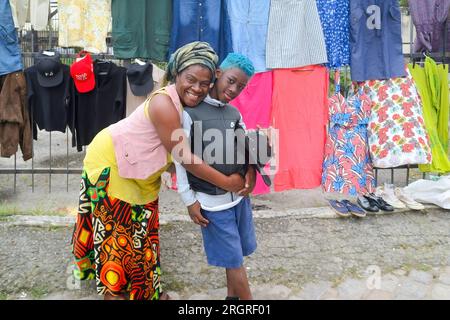 Niteroi, Brésil, femme brésilienne avec un jeune parent masculin. Les deux personnes posent pour un portrait de rue franc Banque D'Images