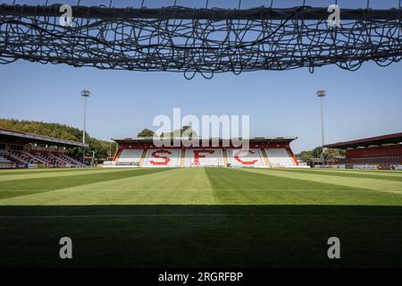 Vue générale du stade vide de Lamex. Stade du Stevenage football Club. Banque D'Images