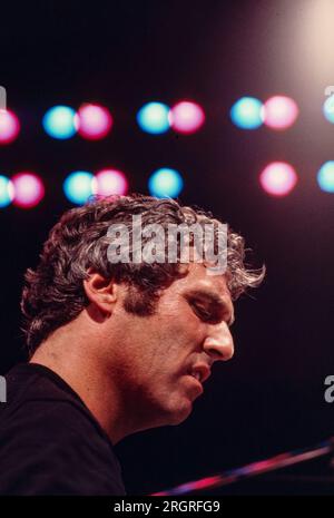 Musicien populaire et compositeur Burt Bacharach en studio d'enregistrement - 1975. Photographie de Bernard Gotfryd. Burt Freeman Bacharach Burt Freeman Bacharach (12, 1928 – 8 février 2023) est un compositeur, auteur-compositeur, producteur de disques et pianiste américain qui est largement considéré comme l'une des figures les plus importantes et influentes de la musique populaire du 20e siècle. À partir des années 1950, il compose des centaines de chansons pop, dont beaucoup en collaboration avec le parolier Hal David. La musique de Bacharach est caractérisée par des progressions d'accords inhabituelles et des changements de signature temporelle, influencés par son expérience dans le jazz. Banque D'Images