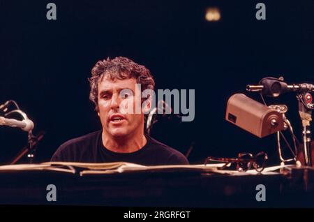 Musicien populaire et compositeur Burt Bacharach en studio d'enregistrement - 1975. Photographie de Bernard Gotfryd. Burt Freeman Bacharach Burt Freeman Bacharach (12, 1928 – 8 février 2023) est un compositeur, auteur-compositeur, producteur de disques et pianiste américain qui est largement considéré comme l'une des figures les plus importantes et influentes de la musique populaire du 20e siècle. À partir des années 1950, il compose des centaines de chansons pop, dont beaucoup en collaboration avec le parolier Hal David. La musique de Bacharach est caractérisée par des progressions d'accords inhabituelles et des changements de signature temporelle, influencés par son expérience dans le jazz. Banque D'Images