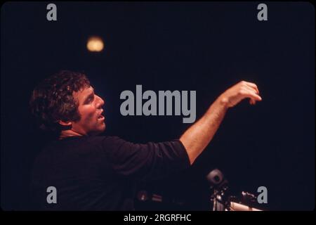 Musicien populaire et compositeur Burt Bacharach en studio d'enregistrement - 1975. Photographie de Bernard Gotfryd. Burt Freeman Bacharach Burt Freeman Bacharach (12, 1928 – 8 février 2023) est un compositeur, auteur-compositeur, producteur de disques et pianiste américain qui est largement considéré comme l'une des figures les plus importantes et influentes de la musique populaire du 20e siècle. À partir des années 1950, il compose des centaines de chansons pop, dont beaucoup en collaboration avec le parolier Hal David. La musique de Bacharach est caractérisée par des progressions d'accords inhabituelles et des changements de signature temporelle, influencés par son expérience dans le jazz. Banque D'Images