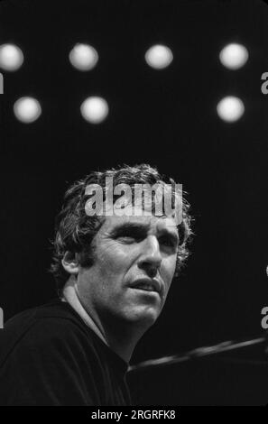 Musicien populaire et compositeur Burt Bacharach en studio d'enregistrement - 1975. Photographie de Bernard Gotfryd. Burt Freeman Bacharach Burt Freeman Bacharach (12, 1928 – 8 février 2023) est un compositeur, auteur-compositeur, producteur de disques et pianiste américain qui est largement considéré comme l'une des figures les plus importantes et influentes de la musique populaire du 20e siècle. À partir des années 1950, il compose des centaines de chansons pop, dont beaucoup en collaboration avec le parolier Hal David. La musique de Bacharach est caractérisée par des progressions d'accords inhabituelles et des changements de signature temporelle, influencés par son expérience dans le jazz. Banque D'Images