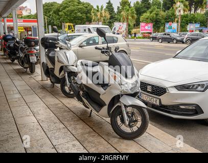 Motos dans un parking de rue à Split, Croatie. Banque D'Images