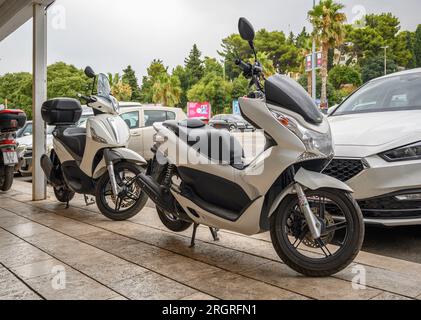 Motos dans un parking de rue à Split, Croatie. Banque D'Images