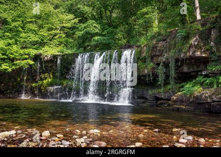 Upper Gushing Falls (Sgwd Ddwli Uchaf) chute d'eau, rivière Neath (Afon Nedd Fechan), Brecon Beacons, près de Pontneddfechan, pays de Galles du Sud par jour sec et ensoleillé Banque D'Images