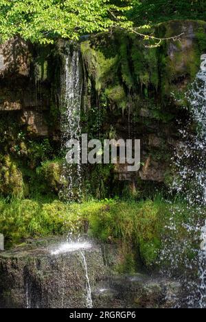 Plan rapproché de Upper Gushing Falls (Sgwd Ddwli Uchaf), River Neath (Afon Nedd Fechan), Brecon Beacons, près de Pontneddfechan, pays de Galles du Sud par jour ensoleillé Banque D'Images