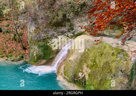 Eau turquoise à la source du Parc naturel de la rivière Uderra Urbasa-Andia, Baquedano, Navarre, Espagne, Europe. Banque D'Images